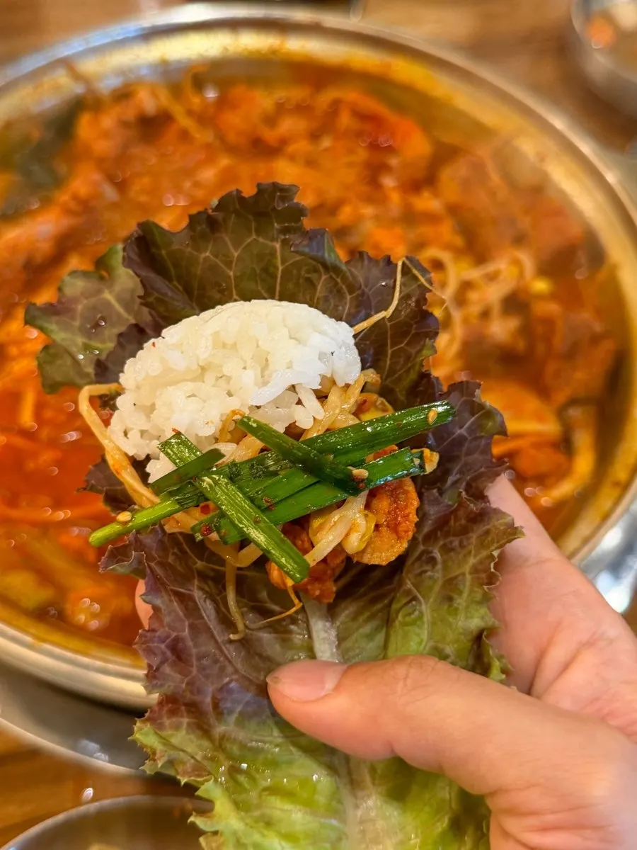 매콤한 육수가 밴 당면과 갈비