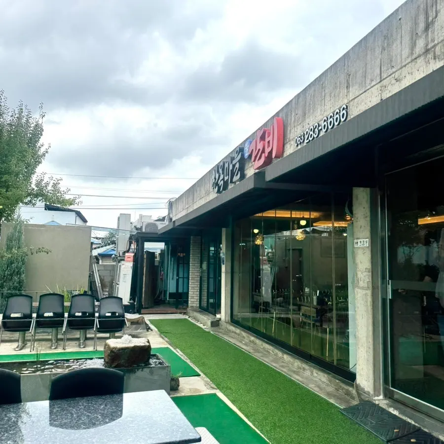 View of the mulgalbi restaurant near Jeonju Hanok Village