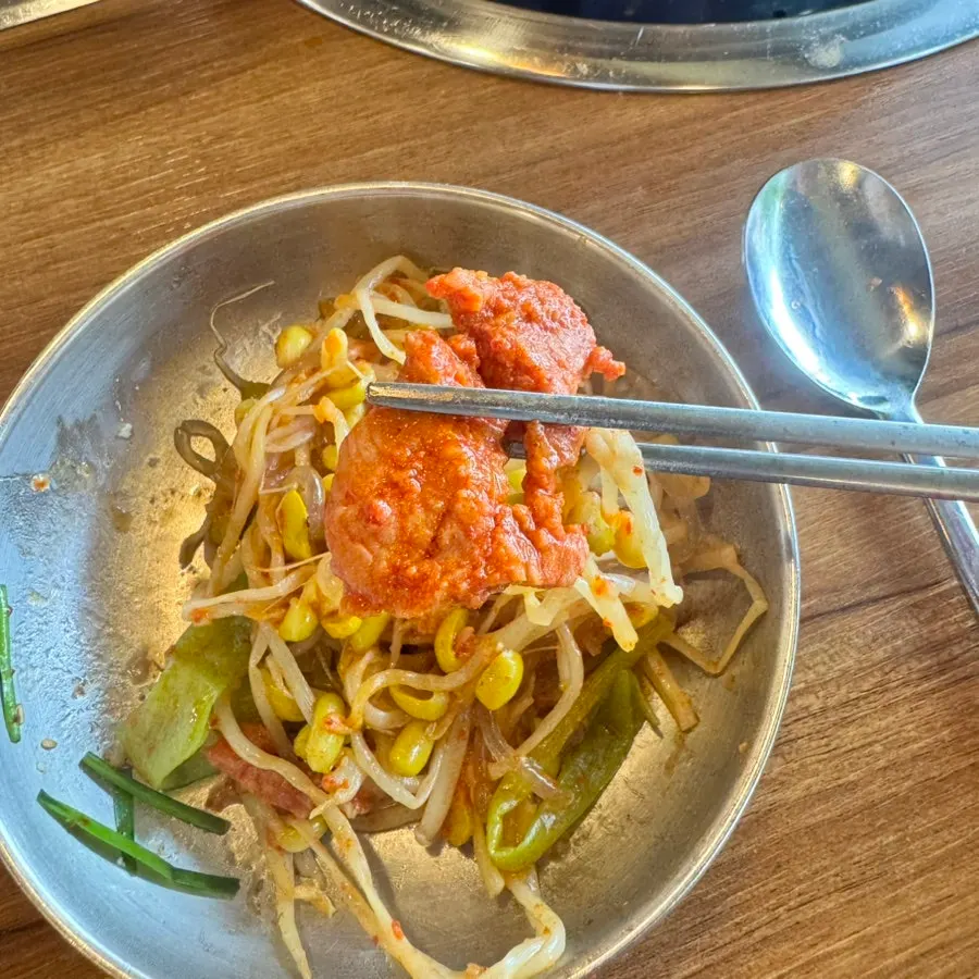 Topping yukjeon with chives before eating