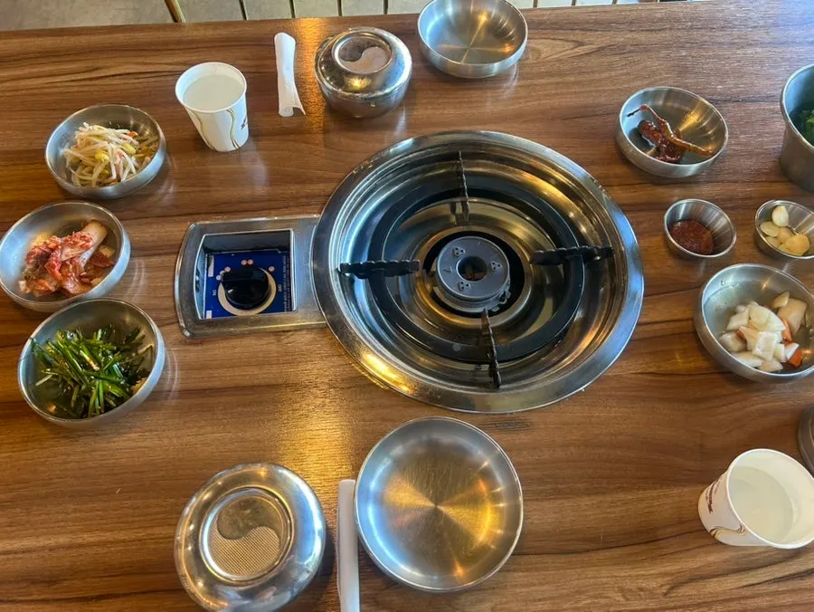 주문 후 차려진 한옥마을물갈비 반찬 세팅