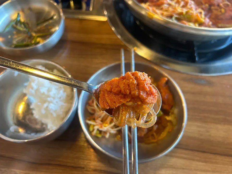물갈비와 육전, 막걸리를 함께 차린 상