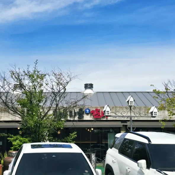 Parking space in front of Hanok Maeul Mulgalbi
