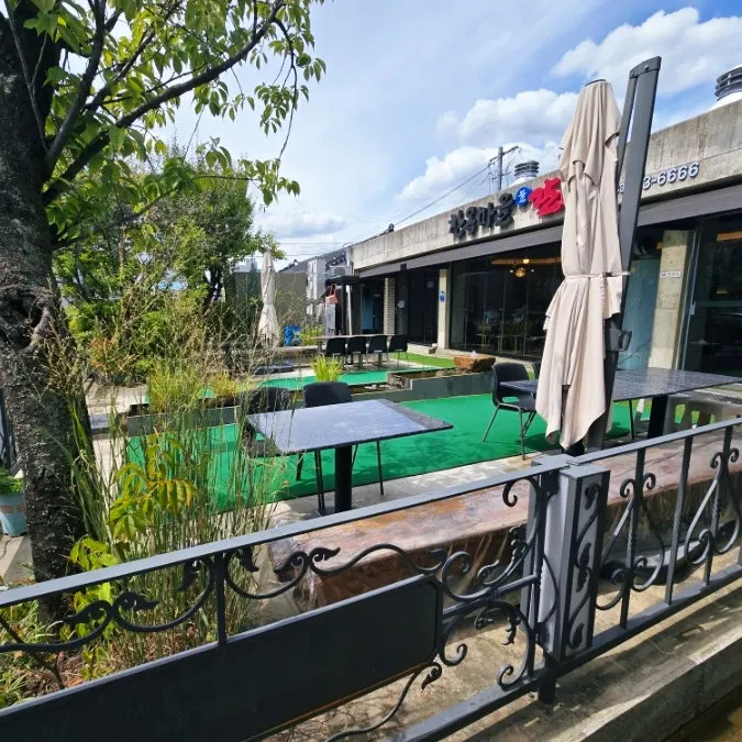 Small pond and fountain in front of the restaurant
