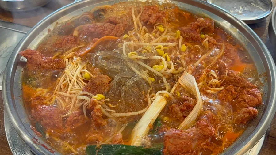 끓고 있는 물갈비 전골