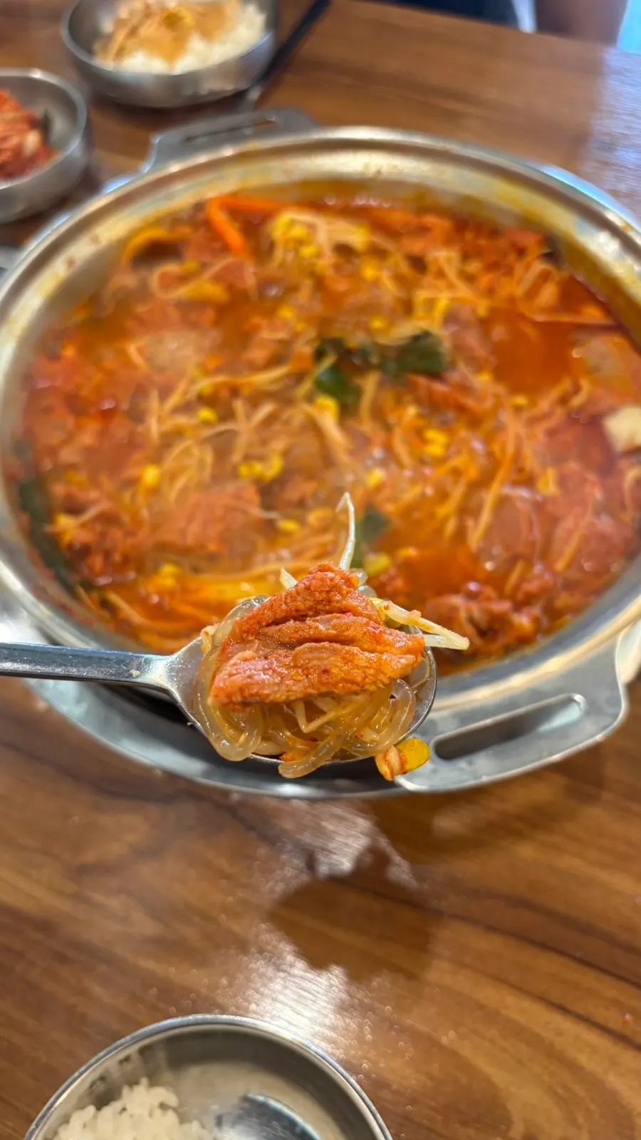 당면과 콩나물을 건져 담은 접시