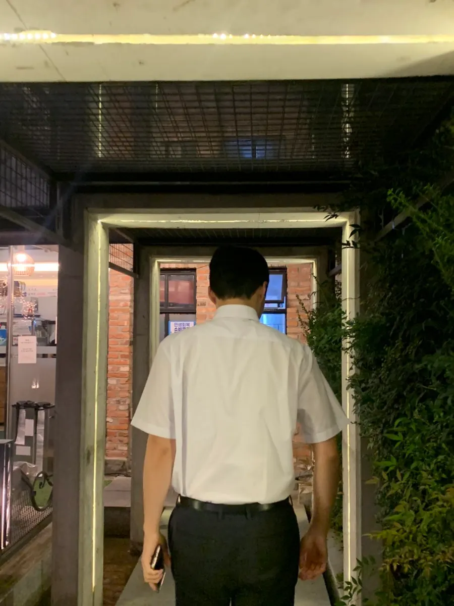 푸른 식물이 있는 한옥마을물갈비 입구