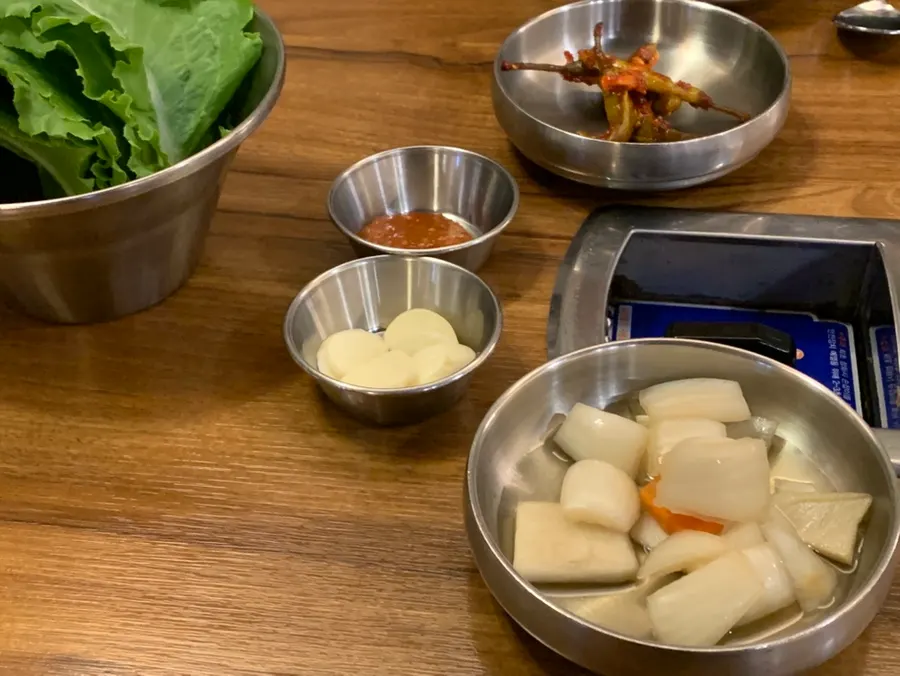 파티션으로 나뉜 한옥마을물갈비 테이블 좌석