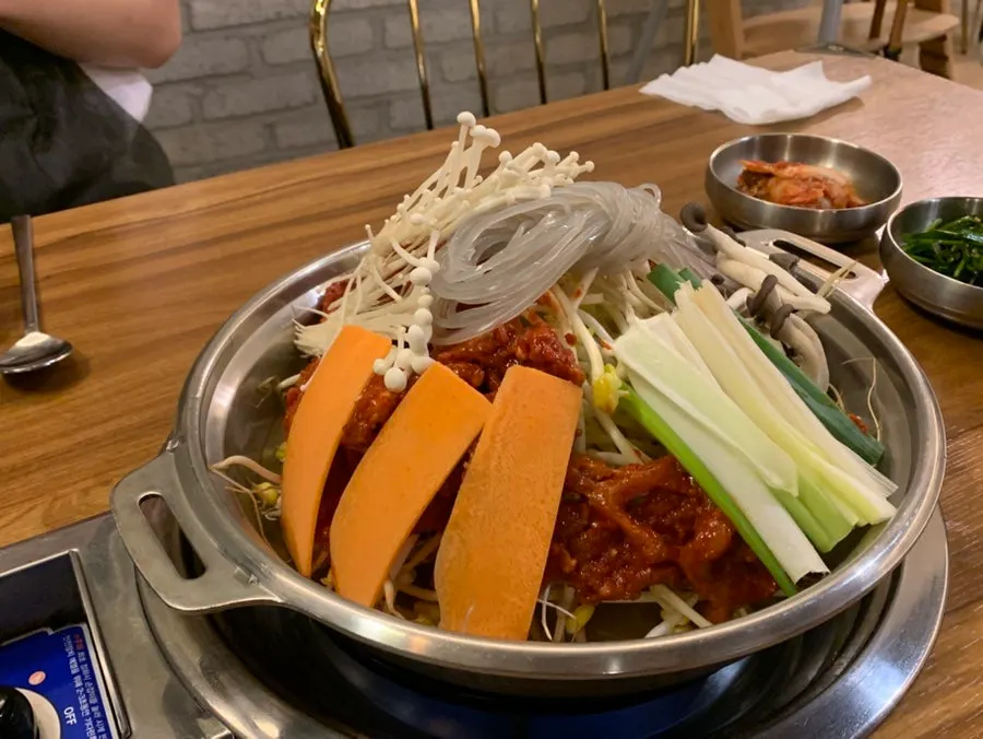 테이블에 차려진 밑반찬
