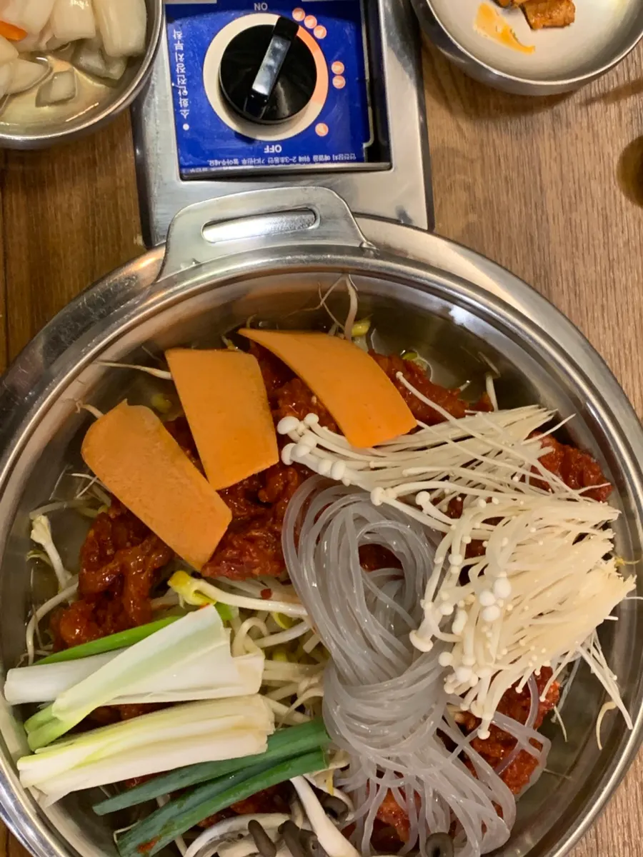 전골냄비와 육전이 함께 놓인 세트