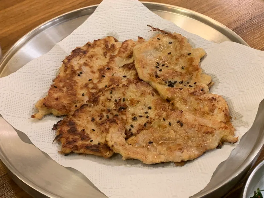 물갈비와 육전이 함께 나온 세트 구성