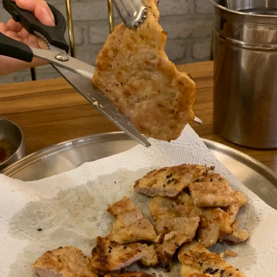 노릇하게 구워진 육전 접시
