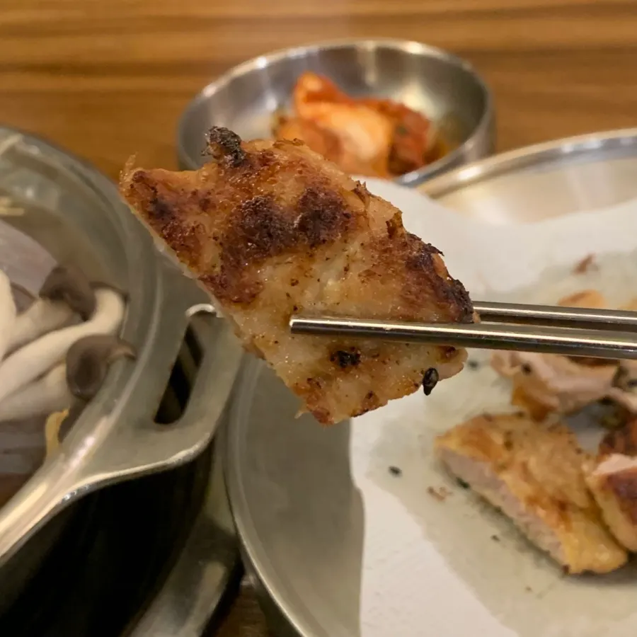 상추에 육전과 부추, 마늘을 올린 쌈