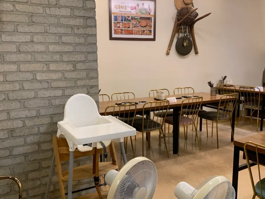육전 한 점을 집어 든 모습