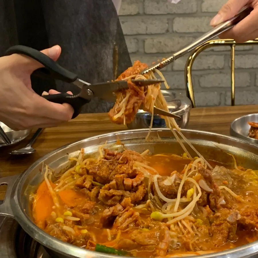 끓고 있는 갈비전골과 돼지갈비