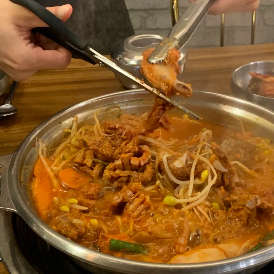 가위로 뼈와 살을 분리한 물갈비