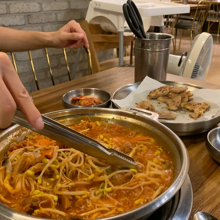 국물과 콩나물, 갈비를 한 번에 집은 젓가락