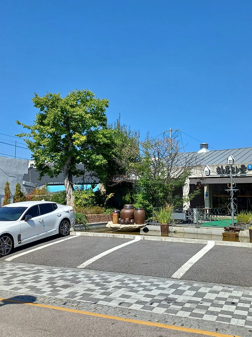 店前の駐車スペースと外観