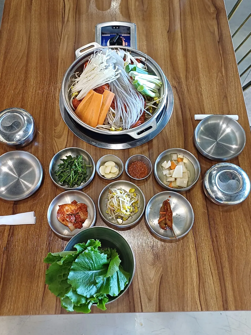品良く並んだ副菜の食卓
