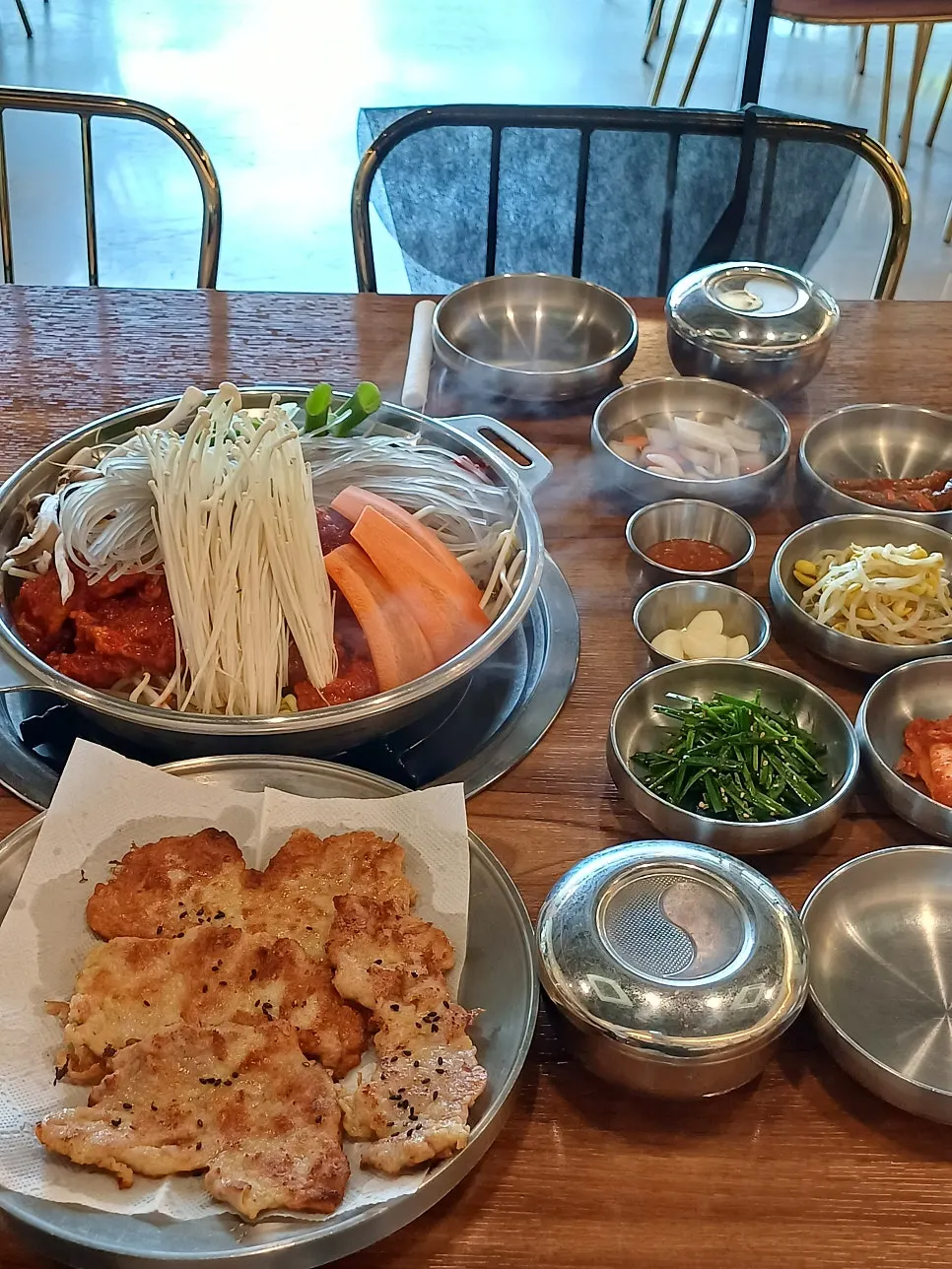 カルビ鍋セットの食卓風景