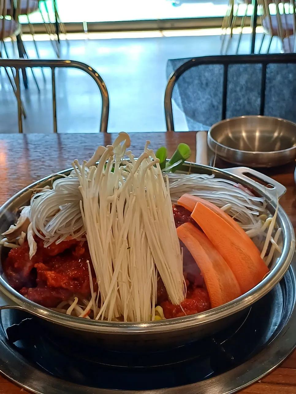 ぐつぐつ煮えるカルビ鍋の鍋物