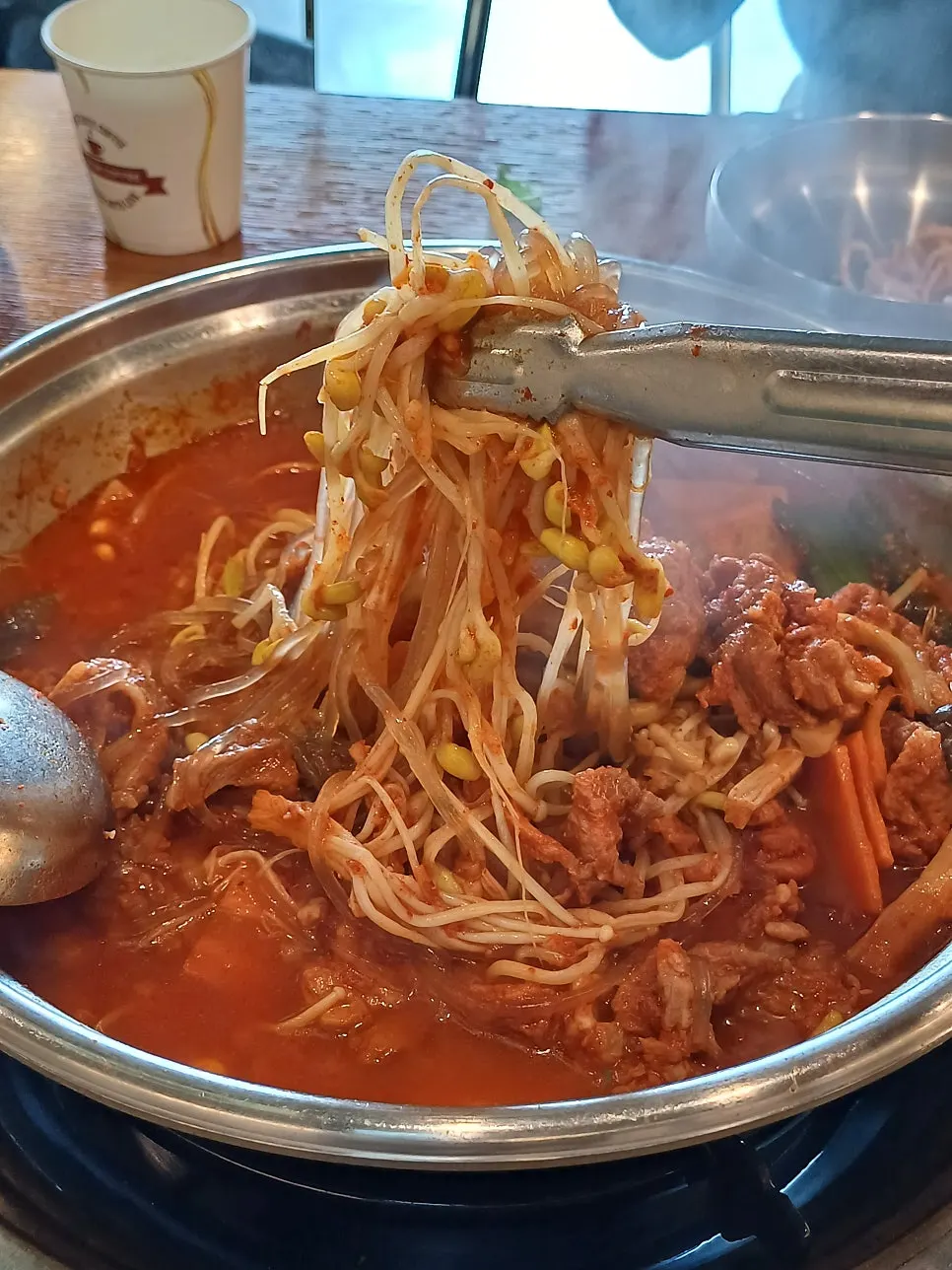 カルビを一切れすくい上げた様子