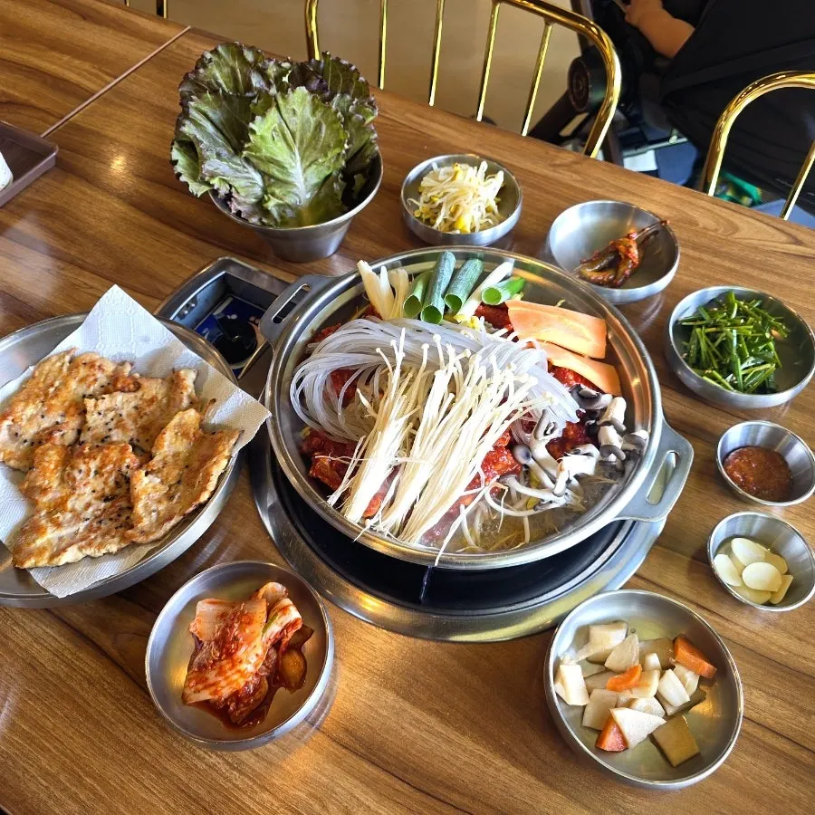 푸짐하게 차려진 전주식 물갈비 한상