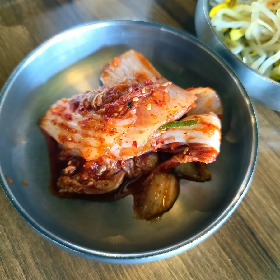 콩나물과 고추무침 반찬 접시
