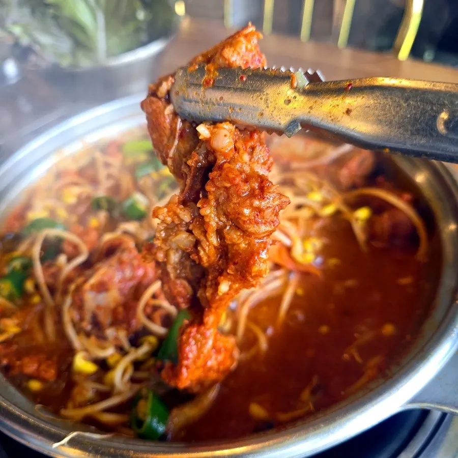 칼집 넣은 두툼한 갈비 클로즈업