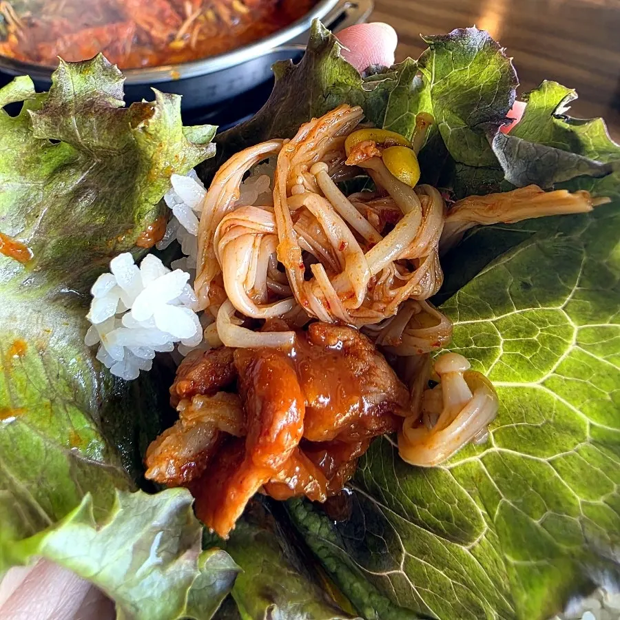 밥 위에 올린 물갈비 한 점