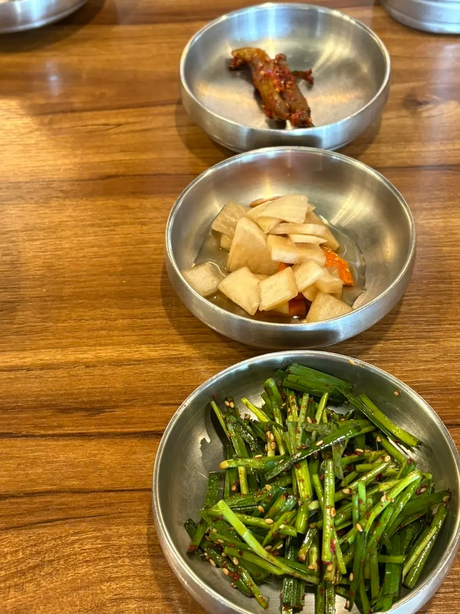 물갈비와 함께 차려진 기본 반찬 한상