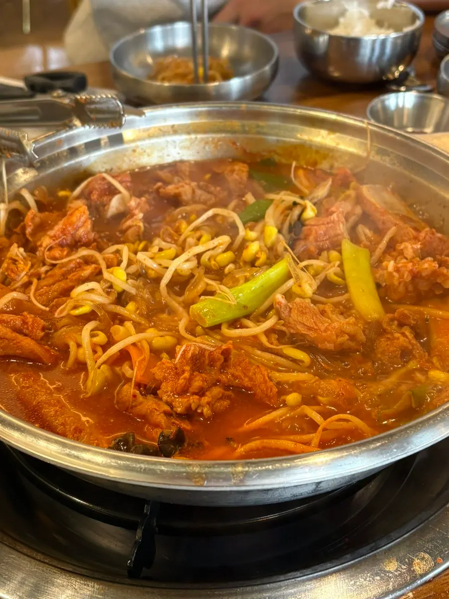 보글보글 끓고 있는 물갈비 냄비