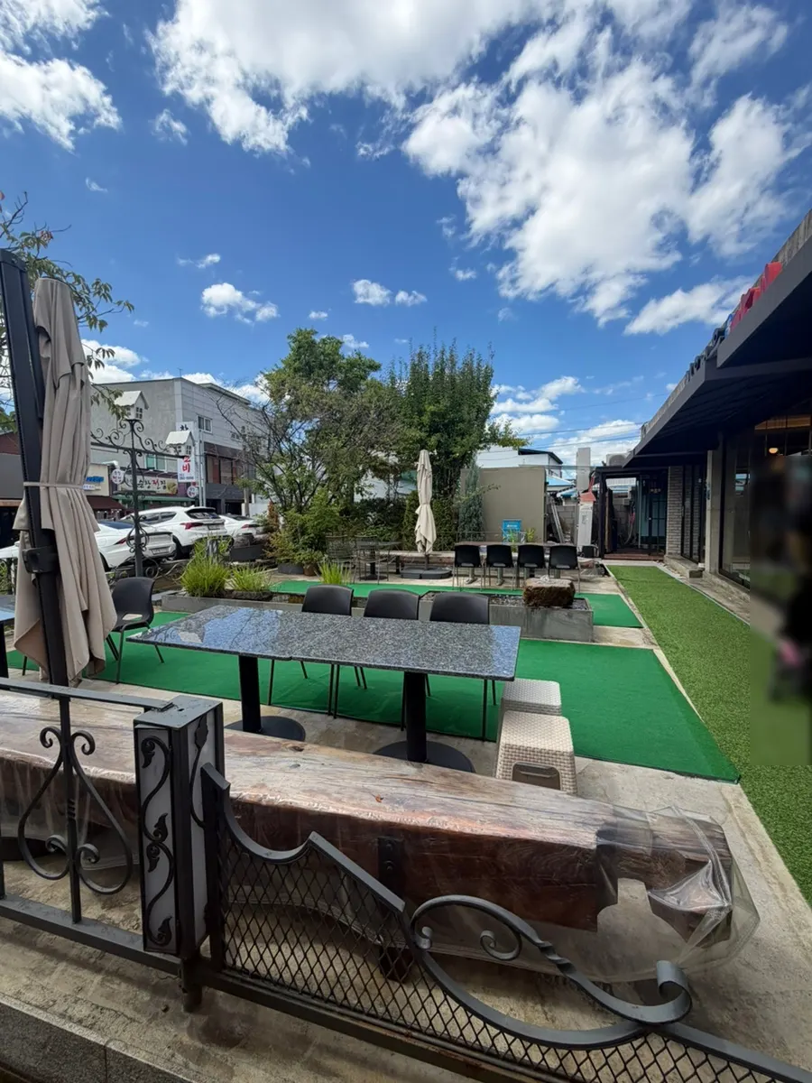 Restaurant exterior with the look of a traditional Korean set-menu restaurant and outdoor parasol tables