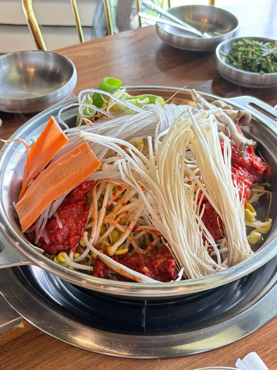 Side dishes served with the galbi hot pot