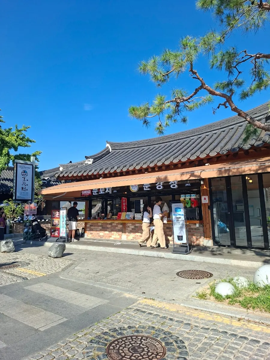 Exterior of Munkkocchi Mungangjeong on Eunhaeng-ro in Jeonju Hanok Village