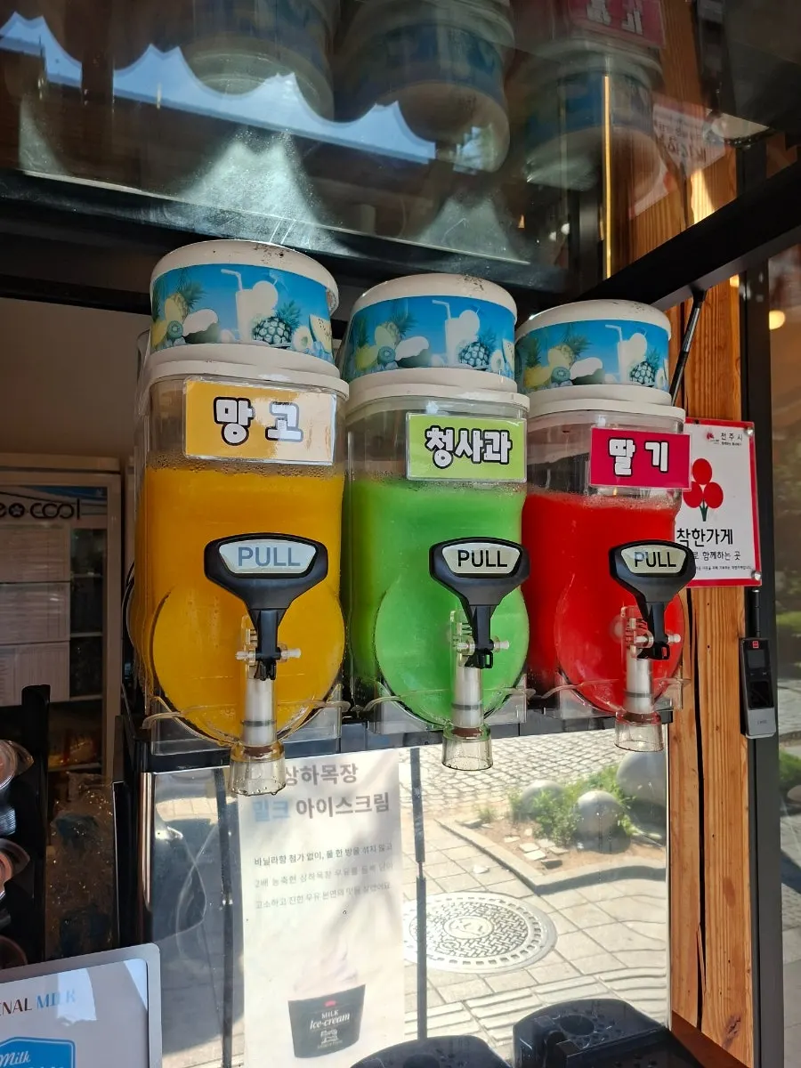Self-serve slushy machine