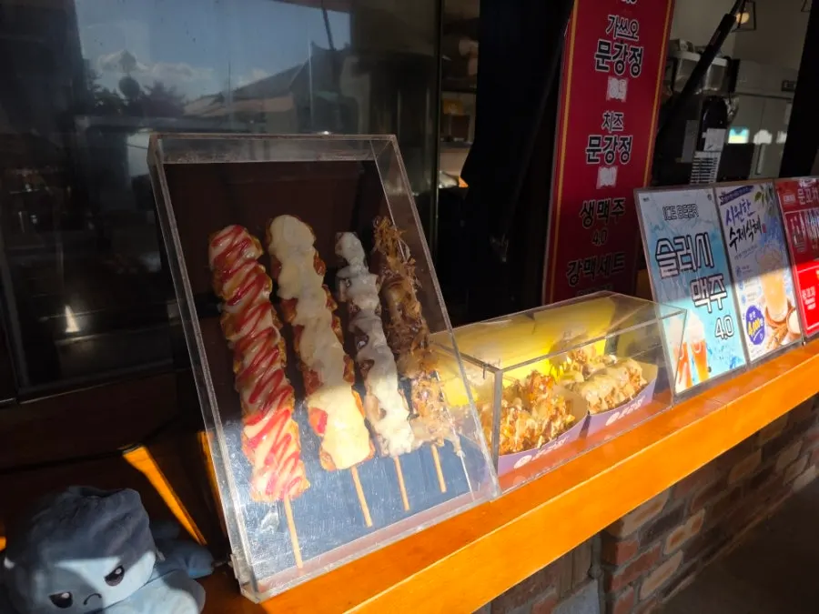 Fachada y cartel de Munkkocchi Mungangjeong