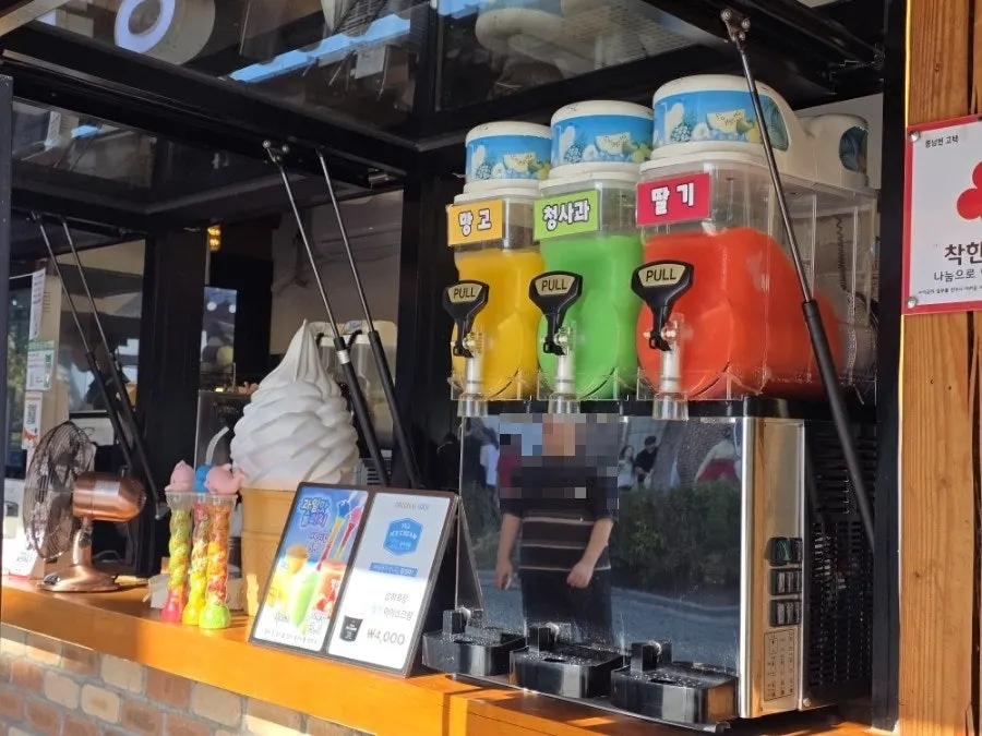 Clientes haciendo fila frente al puesto de brochetas de pulpo