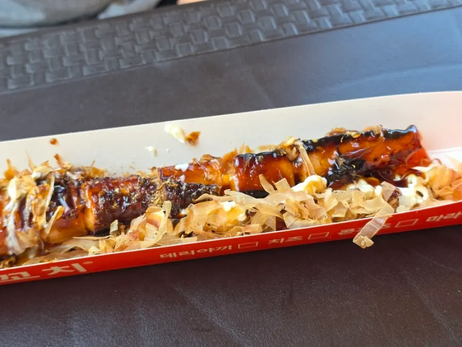 Sikhye casero en vaso junto a la brocheta de pulpo