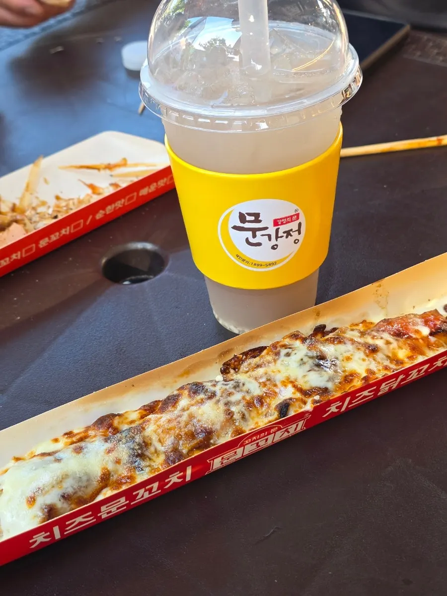 Brocheta de pollo con queso mozzarella