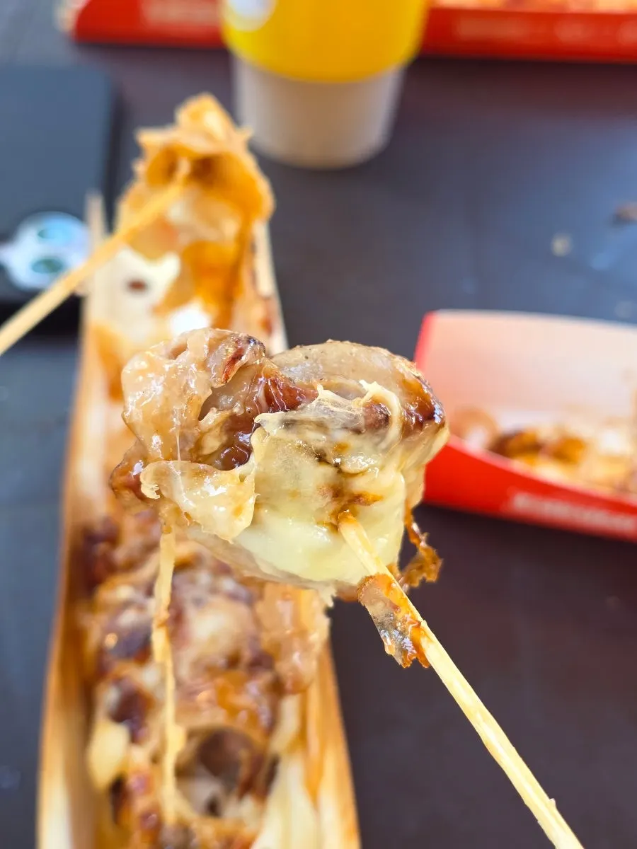 Brocheta de pollo con salsa dulce y queso