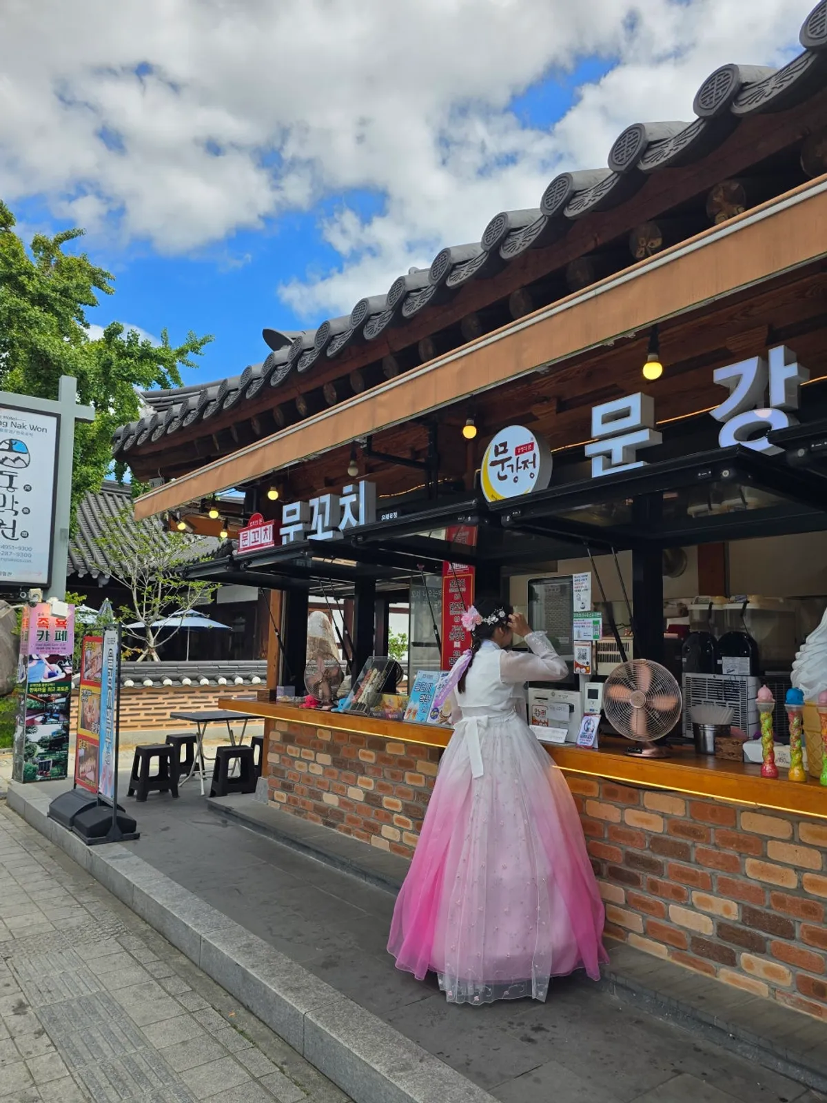 Octopus skewers and drinks ordered at Munkkocchi Mungangjeong Jeonju Hanok Village Branch