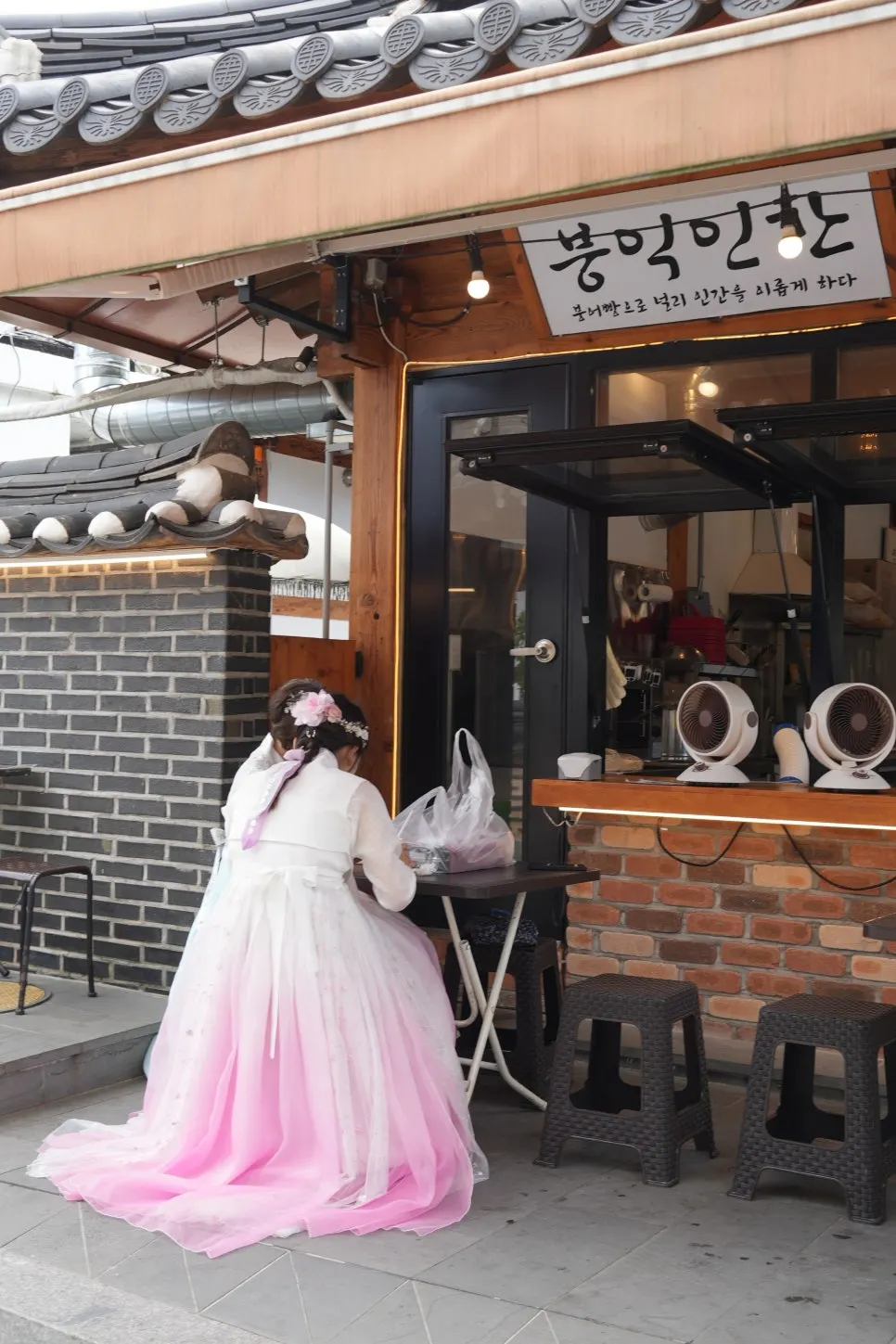 Exterior of Munkkocchi Mungangjeong shop next to the Traditional Culture Experience Center