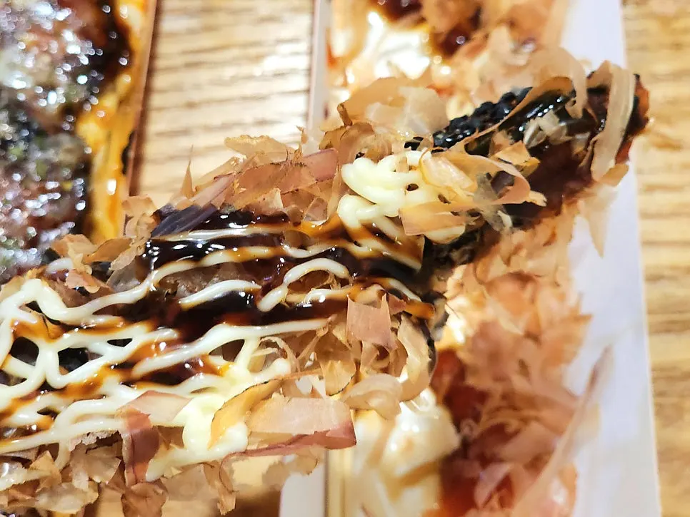 길고 큼직한 가쓰오문꼬치 완성 비주얼