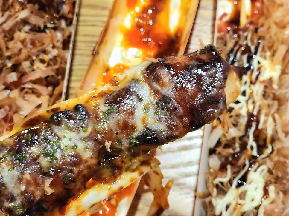 모짜렐라 치즈가 덮인 치즈닭꼬치