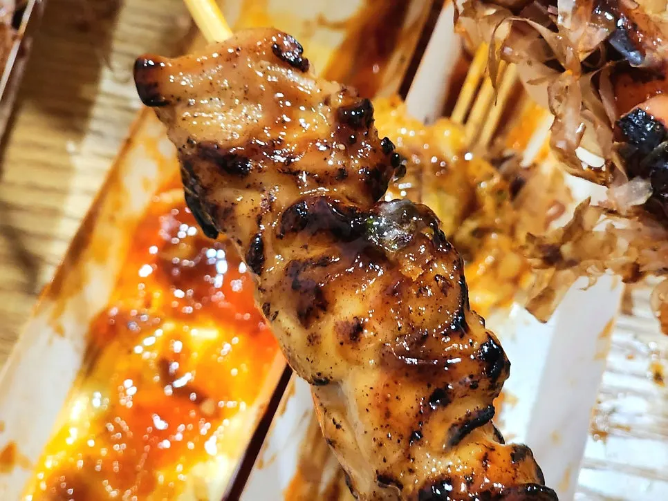 매운맛 치즈닭꼬치 한 입 단면