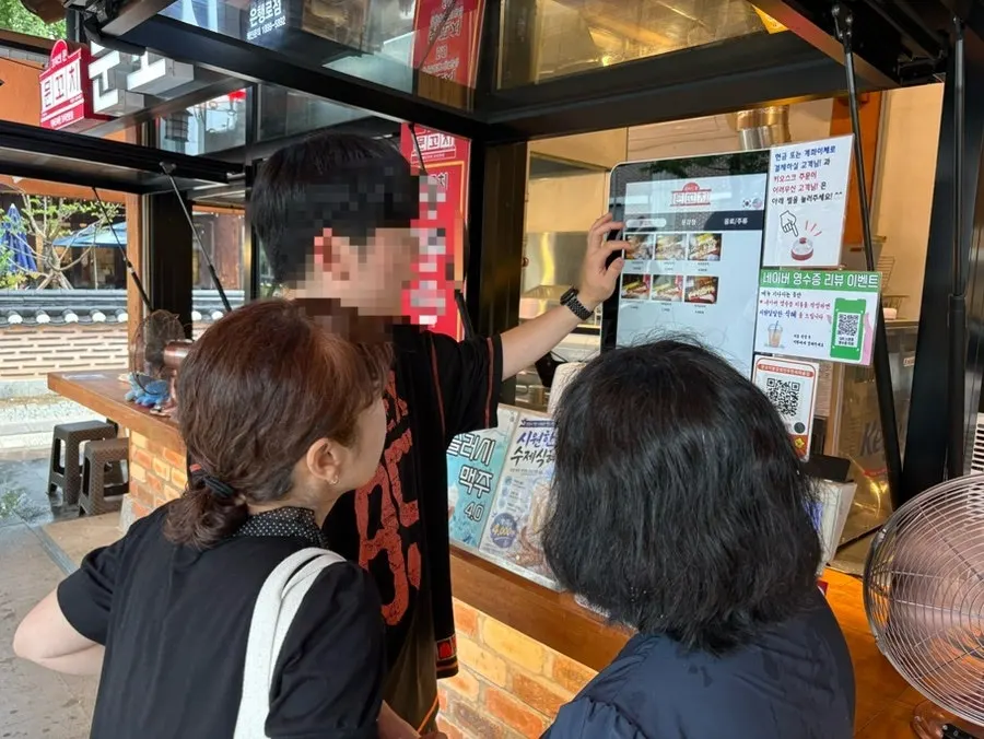 한옥 건물 전경과 매장 주변 거리