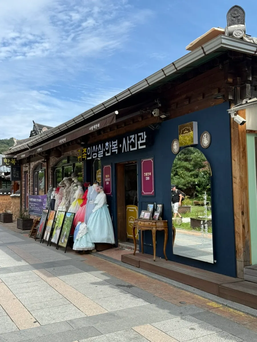 Exterior of Gwijok Uisangsil, a hanbok rental shop in Jeonju Hanok Village