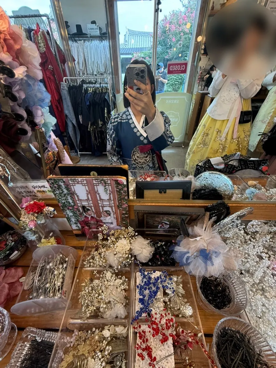 Gyeongseong outfits and the shop's inner photo area