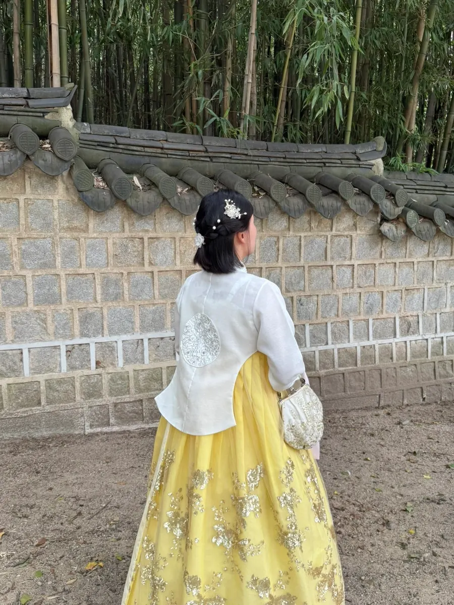 Queen-like hanbok look walking through Hanok Village