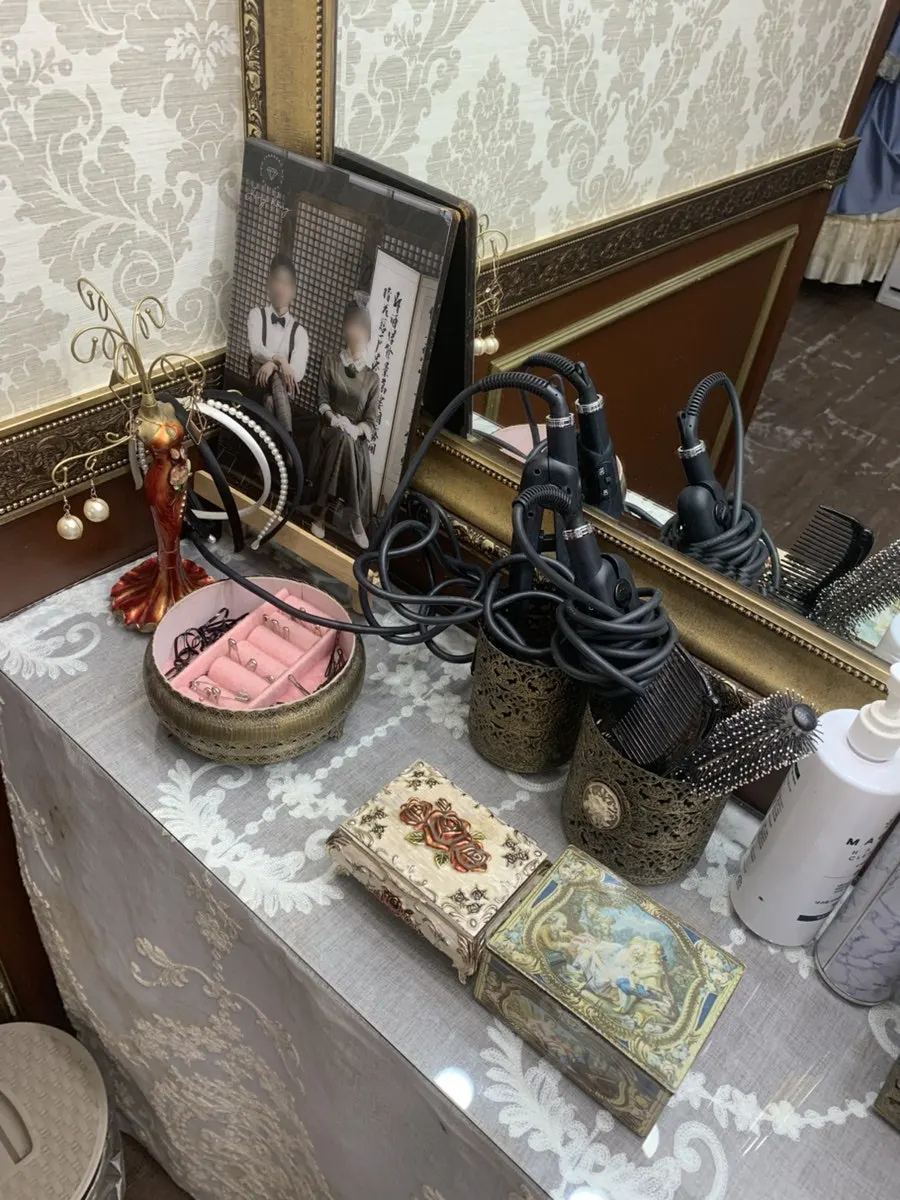 깔끔하게 정리된 탈의 공간과 헤어 공간